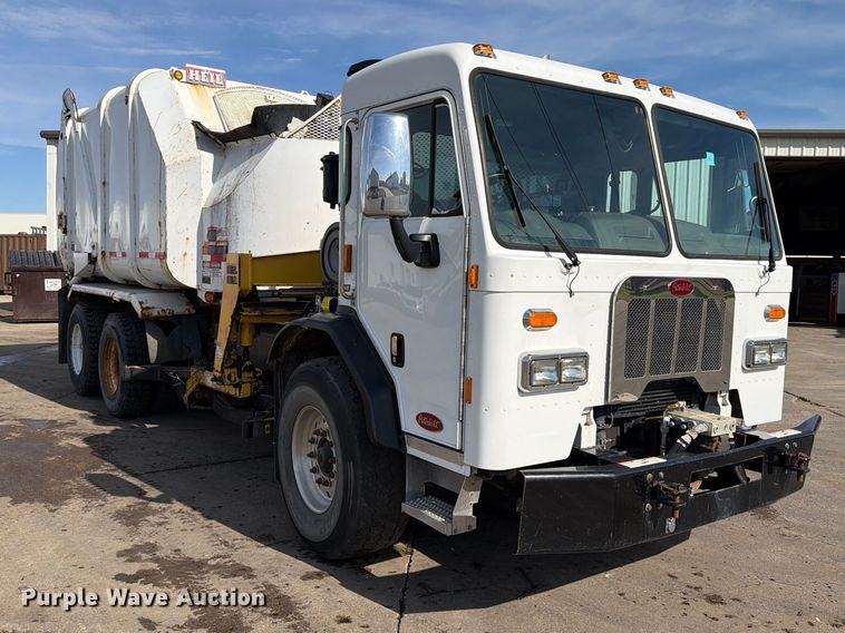 image for item FT6728 2015 Peterbilt 320 refuse truck