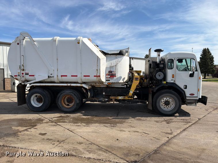 image for item FT6728 2015 Peterbilt 320 refuse truck