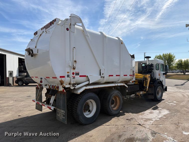 image for item FT6728 2015 Peterbilt 320 refuse truck