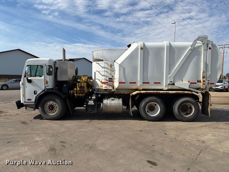 image for item FT6728 2015 Peterbilt 320 refuse truck