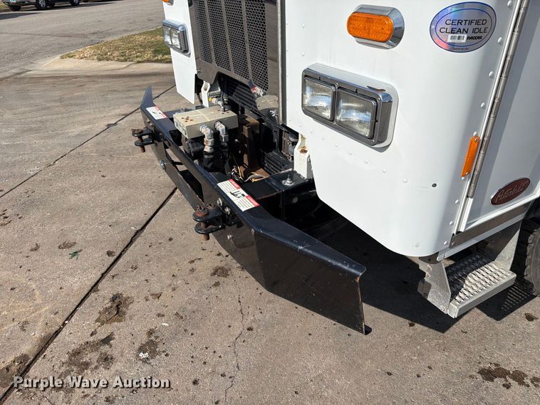 image for item FT6728 2015 Peterbilt 320 refuse truck