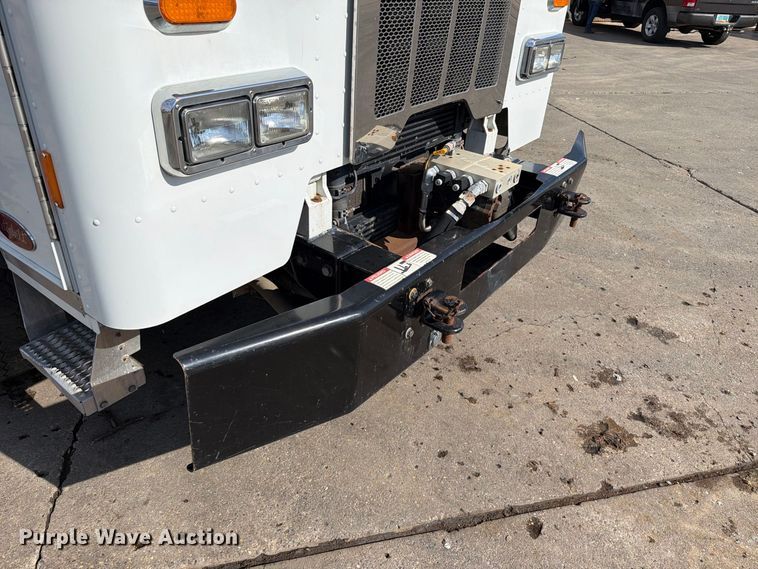 image for item FT6728 2015 Peterbilt 320 refuse truck