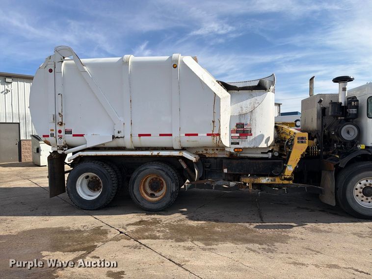 image for item FT6728 2015 Peterbilt 320 refuse truck