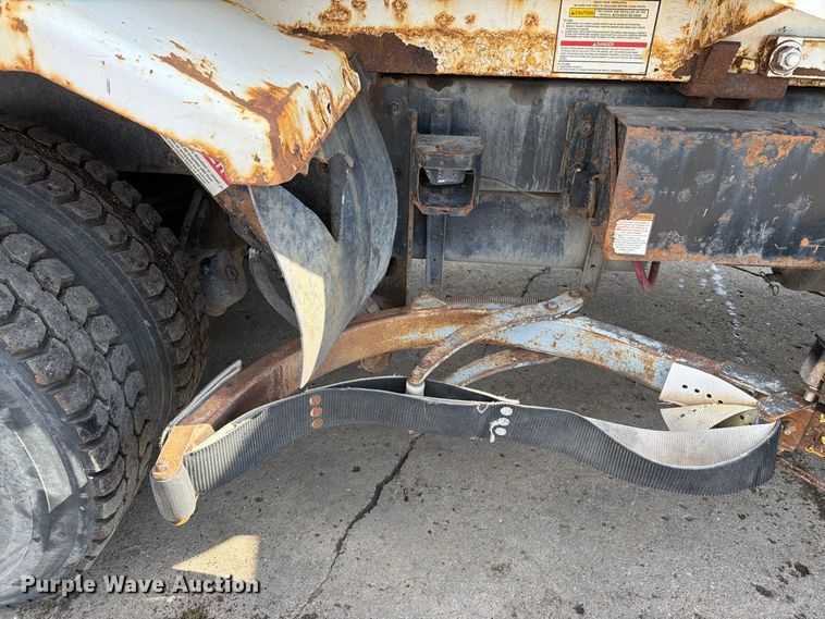 image for item FT6728 2015 Peterbilt 320 refuse truck