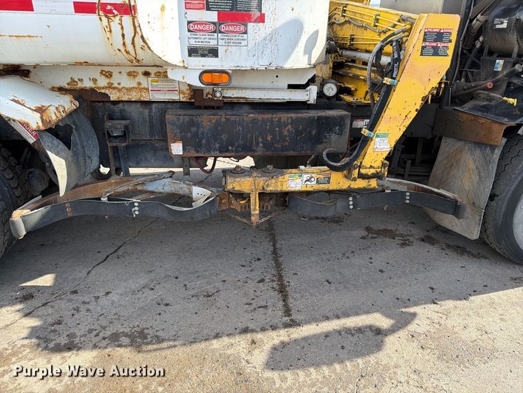 image for item FT6728 2015 Peterbilt 320 refuse truck