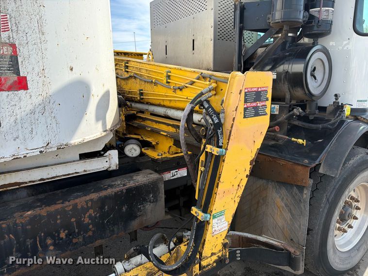 image for item FT6728 2015 Peterbilt 320 refuse truck