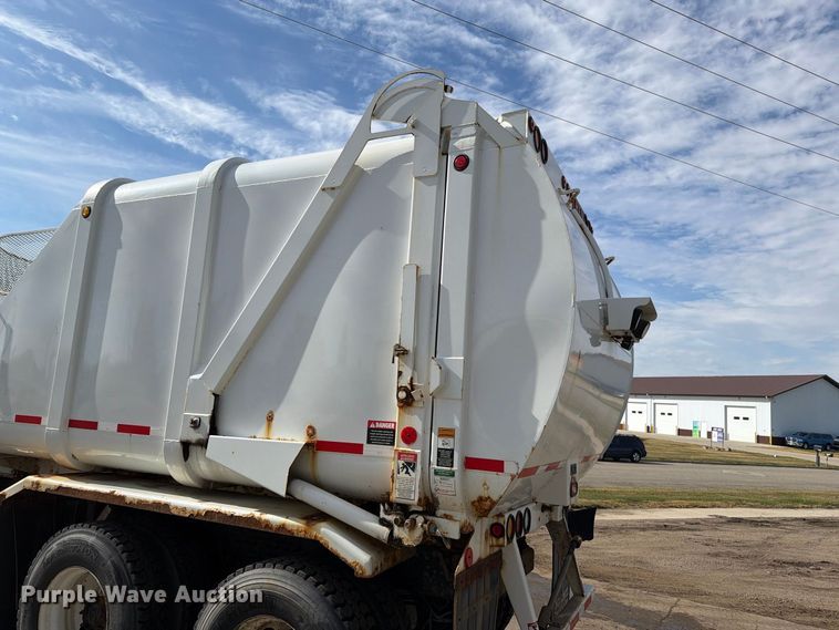 image for item FT6728 2015 Peterbilt 320 refuse truck