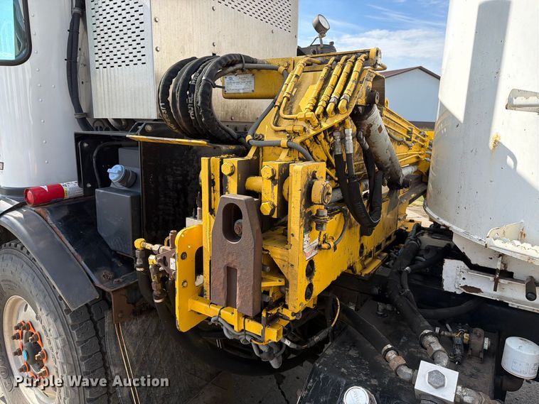 image for item FT6728 2015 Peterbilt 320 refuse truck