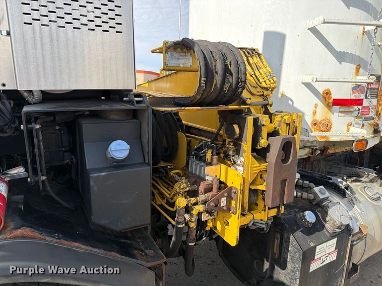 image for item FT6728 2015 Peterbilt 320 refuse truck