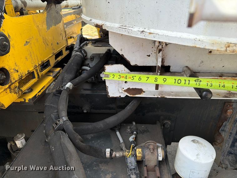 image for item FT6728 2015 Peterbilt 320 refuse truck