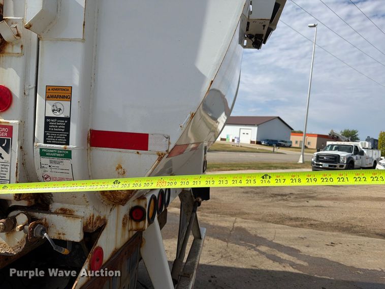 image for item FT6728 2015 Peterbilt 320 refuse truck