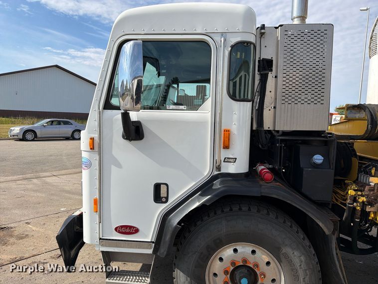 image for item FT6728 2015 Peterbilt 320 refuse truck