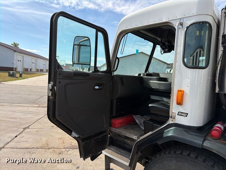 image for item FT6728 2015 Peterbilt 320 refuse truck