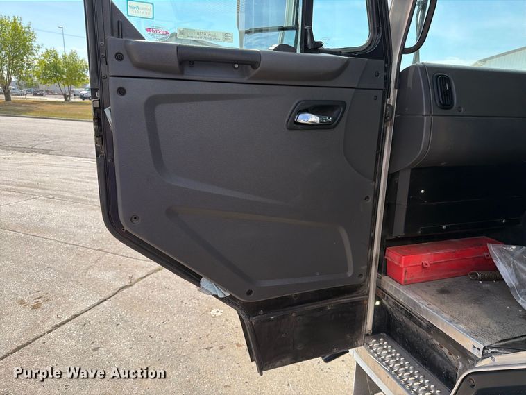 image for item FT6728 2015 Peterbilt 320 refuse truck