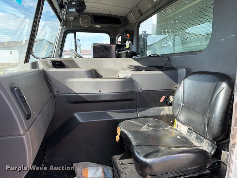 image for item FT6728 2015 Peterbilt 320 refuse truck