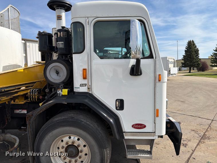 image for item FT6728 2015 Peterbilt 320 refuse truck