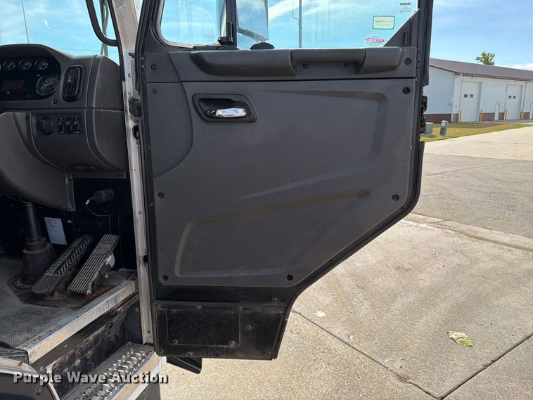 image for item FT6728 2015 Peterbilt 320 refuse truck