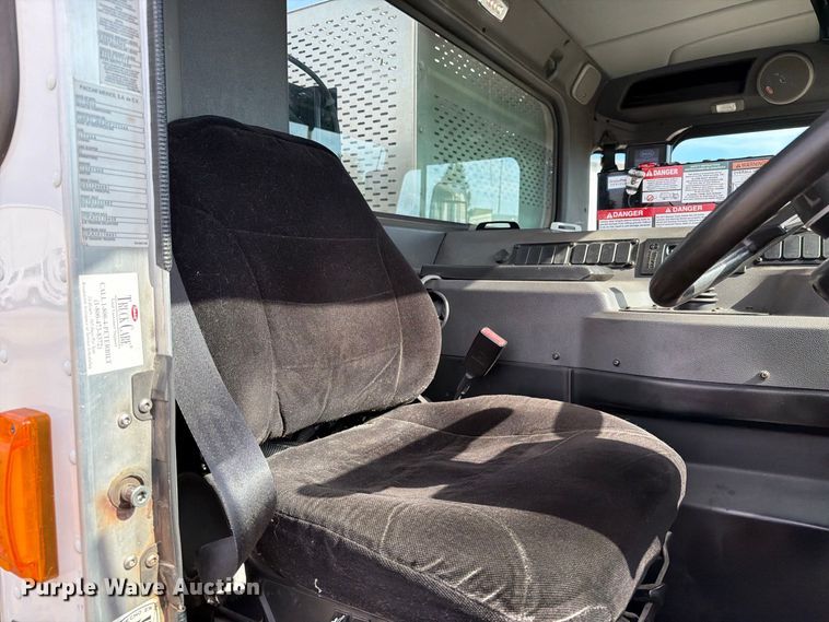 image for item FT6728 2015 Peterbilt 320 refuse truck