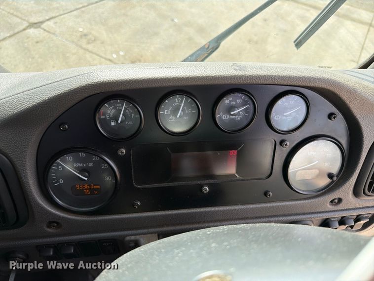 image for item FT6728 2015 Peterbilt 320 refuse truck