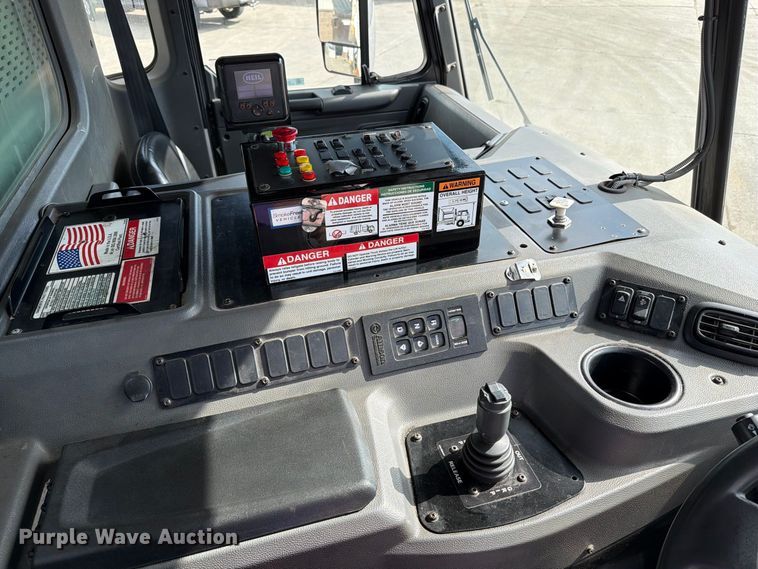 image for item FT6728 2015 Peterbilt 320 refuse truck
