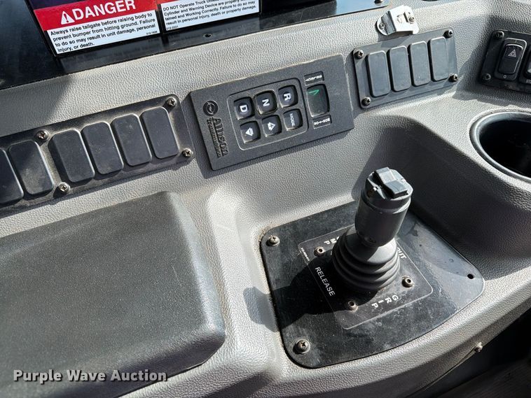 image for item FT6728 2015 Peterbilt 320 refuse truck