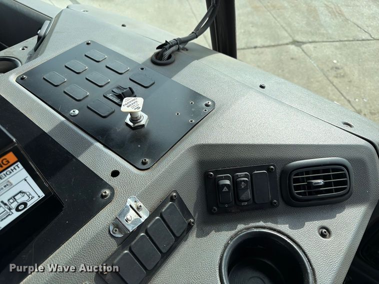 image for item FT6728 2015 Peterbilt 320 refuse truck