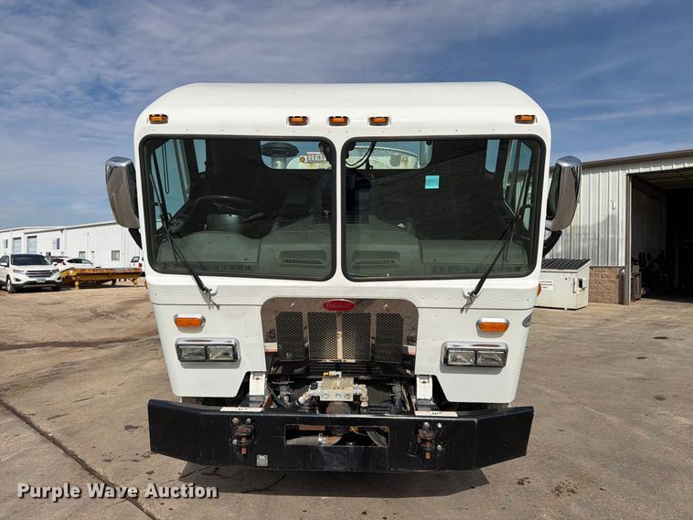 image for item FT6728 2015 Peterbilt 320 refuse truck