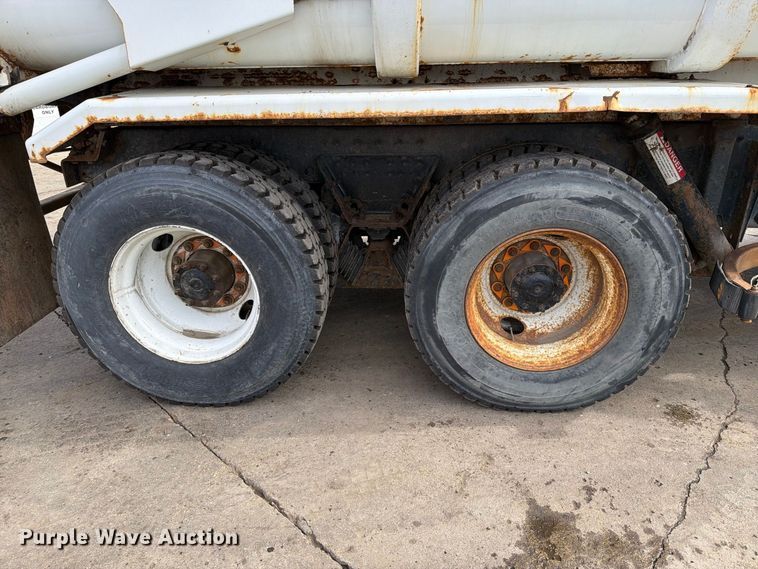 image for item FT6728 2015 Peterbilt 320 refuse truck