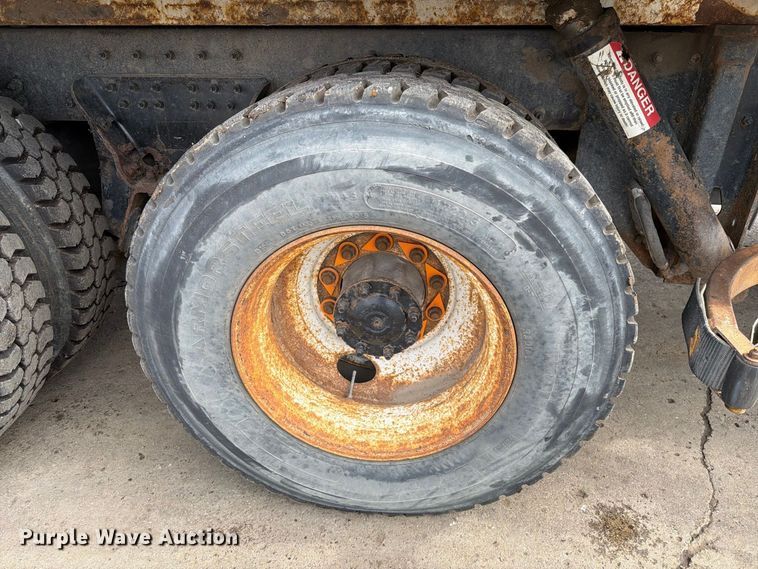 image for item FT6728 2015 Peterbilt 320 refuse truck