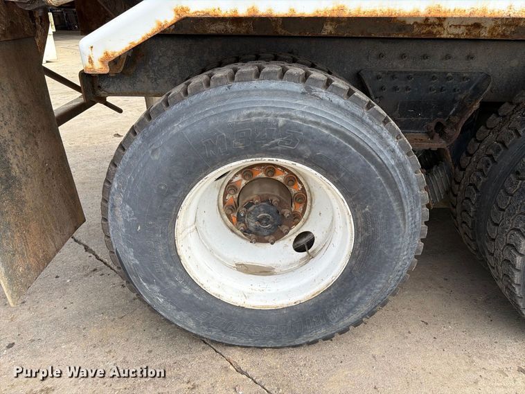 image for item FT6728 2015 Peterbilt 320 refuse truck