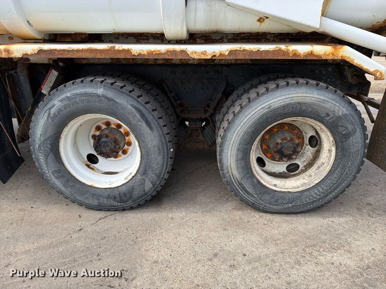 image for item FT6728 2015 Peterbilt 320 refuse truck