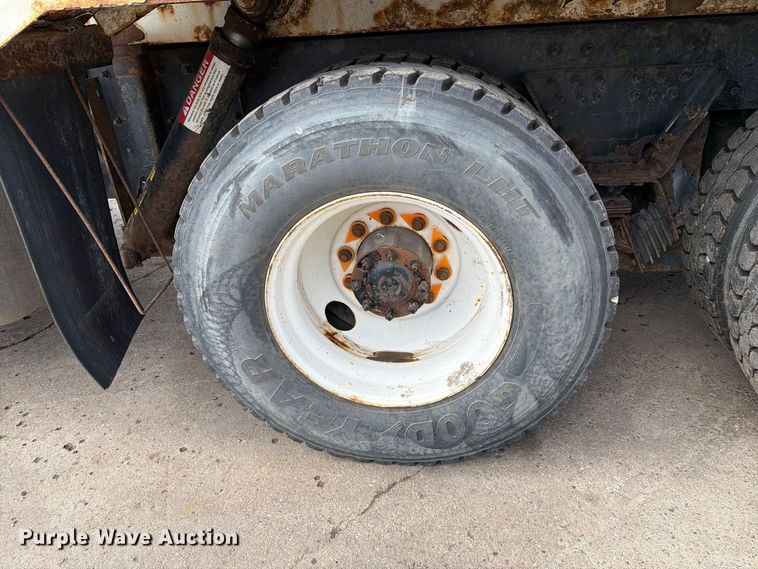 image for item FT6728 2015 Peterbilt 320 refuse truck