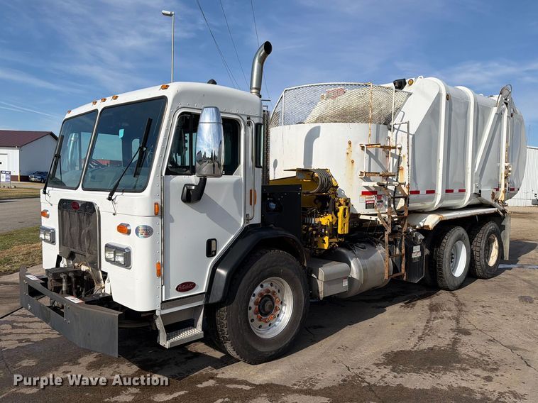 image for item FT6729 2018 Peterbilt 320 refuse truck
