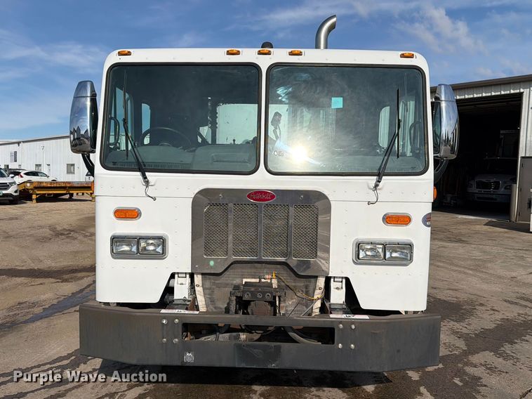 image for item FT6729 2018 Peterbilt 320 refuse truck