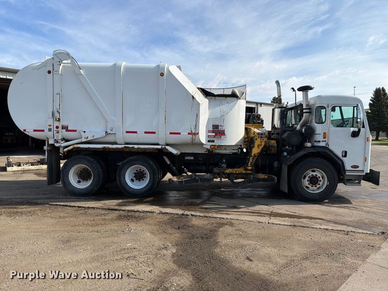 image for item FT6729 2018 Peterbilt 320 refuse truck