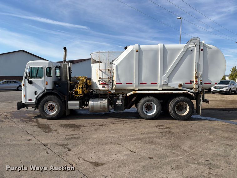 image for item FT6729 2018 Peterbilt 320 refuse truck