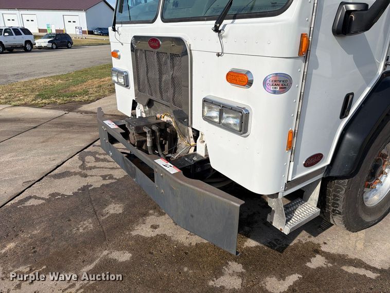 image for item FT6729 2018 Peterbilt 320 refuse truck