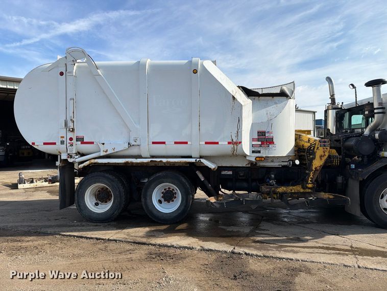 image for item FT6729 2018 Peterbilt 320 refuse truck
