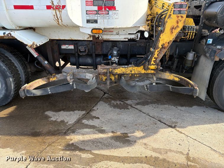 image for item FT6729 2018 Peterbilt 320 refuse truck