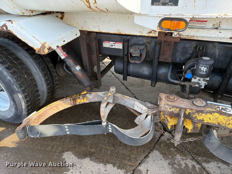 image for item FT6729 2018 Peterbilt 320 refuse truck