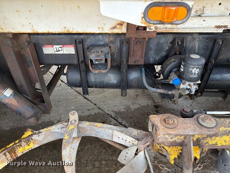 image for item FT6729 2018 Peterbilt 320 refuse truck