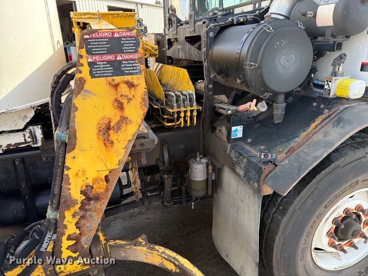image for item FT6729 2018 Peterbilt 320 refuse truck