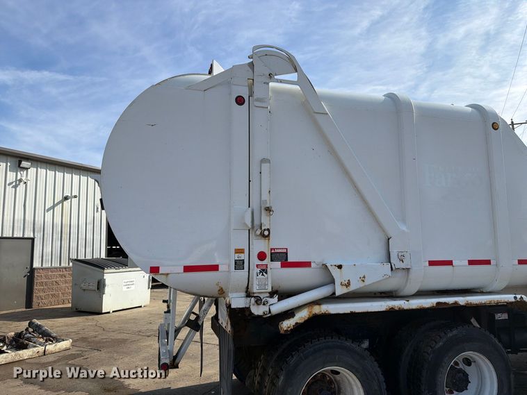 image for item FT6729 2018 Peterbilt 320 refuse truck