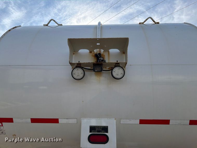 image for item FT6729 2018 Peterbilt 320 refuse truck