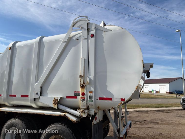 image for item FT6729 2018 Peterbilt 320 refuse truck