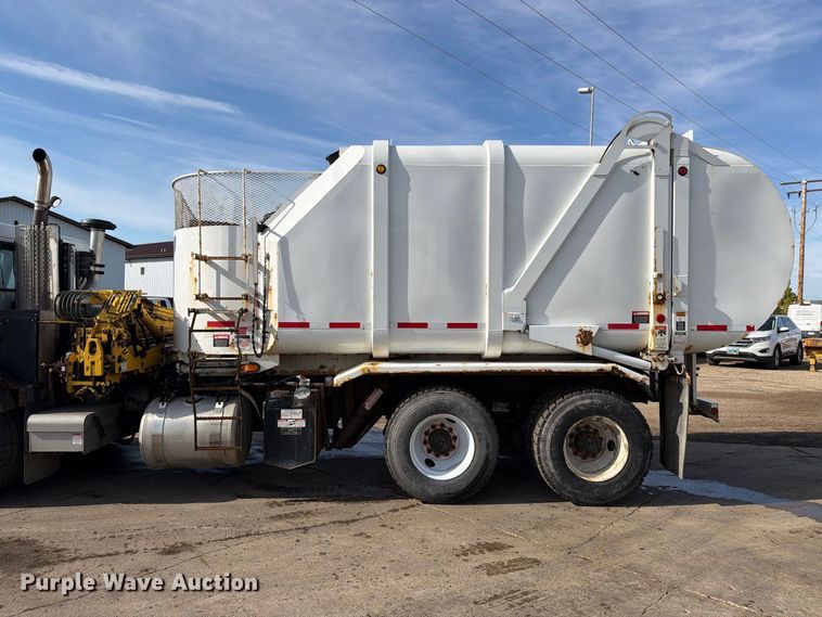 image for item FT6729 2018 Peterbilt 320 refuse truck