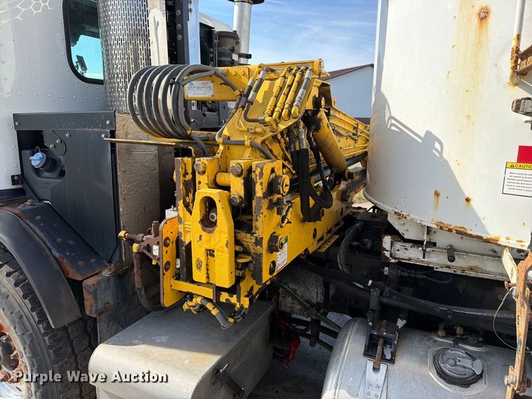 image for item FT6729 2018 Peterbilt 320 refuse truck