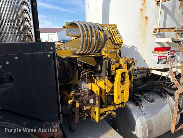 image for item FT6729 2018 Peterbilt 320 refuse truck