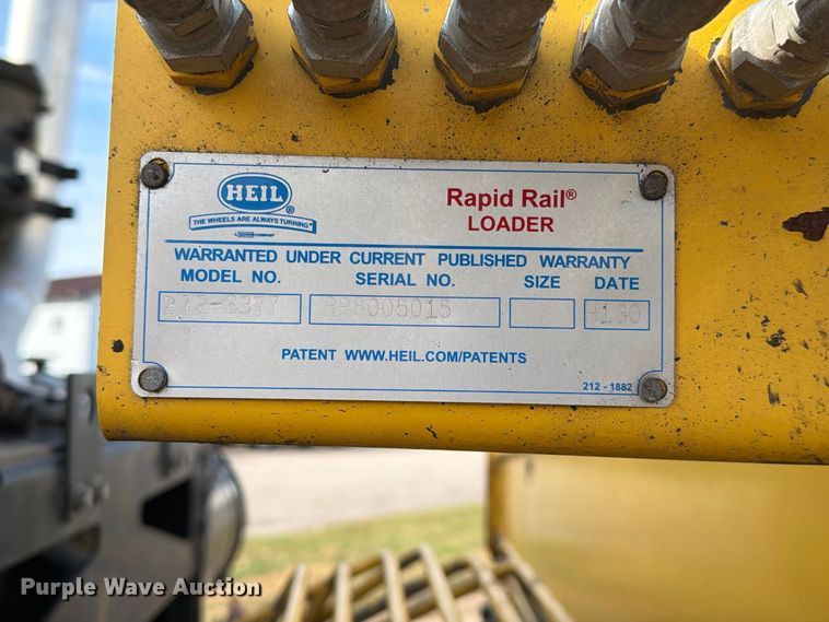 image for item FT6729 2018 Peterbilt 320 refuse truck
