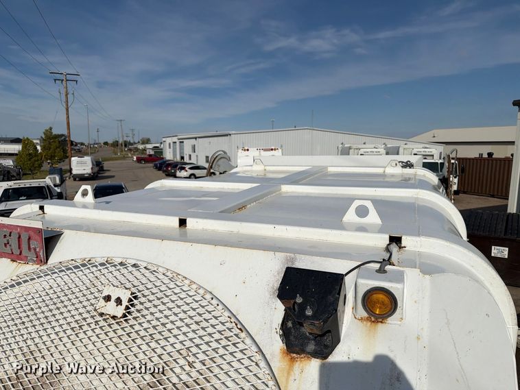 image for item FT6729 2018 Peterbilt 320 refuse truck